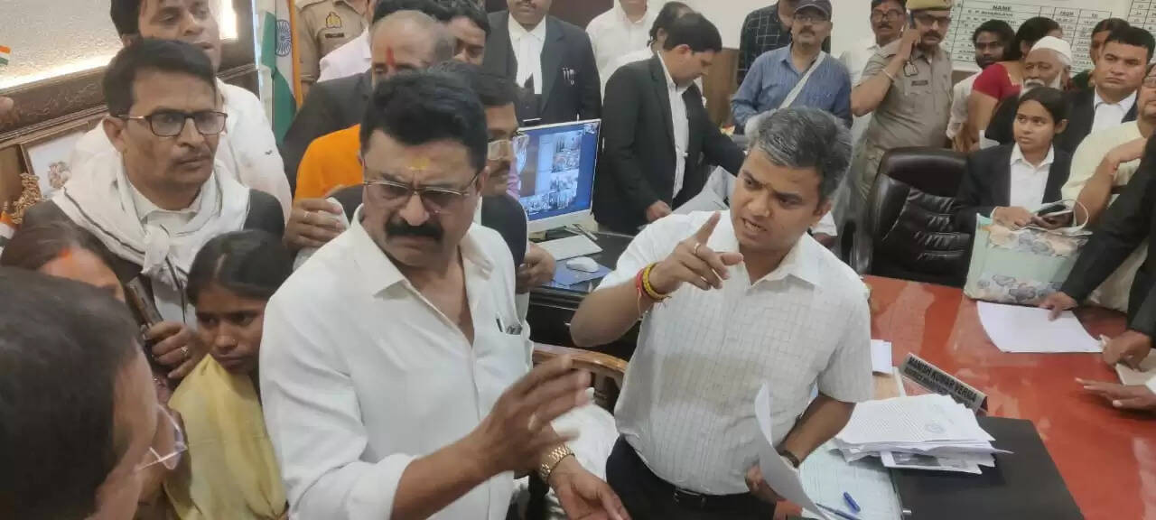 हिन्दू परिवारों के साथ हो रहे उत्पीड़न मामले में डीएम से मिले विहिप के पदाधिकारी, कार्रवाई की मांग