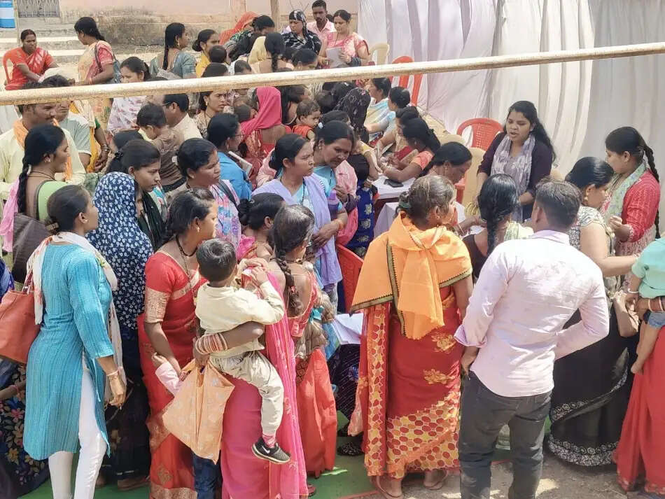 ब्लाॅकस्तरीय शिविर में जांची गई बच्चों की सेहत