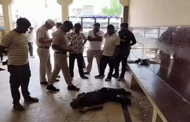 नारनौलः बस स्टैण्ड पर मिला शव, पुलिस जांच में जुटी