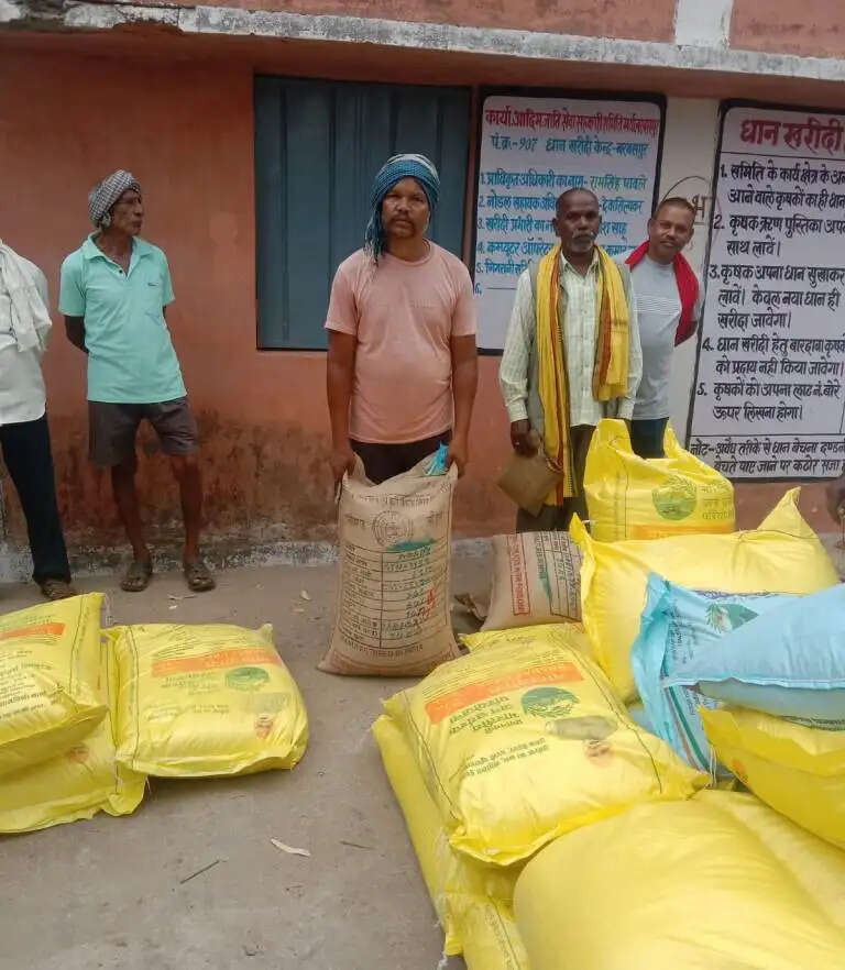 एमसीबी : खाद-बीज की समय पर उपलब्धता से खिला किसान मोहरसाय का चेहरा, सरकारी योजनाओं से खेती हुई आसान