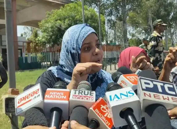 स्वदेश लौटने के लिए अटारी बॉर्डर पर पाकिस्तानी नागरिकों का हंगामा