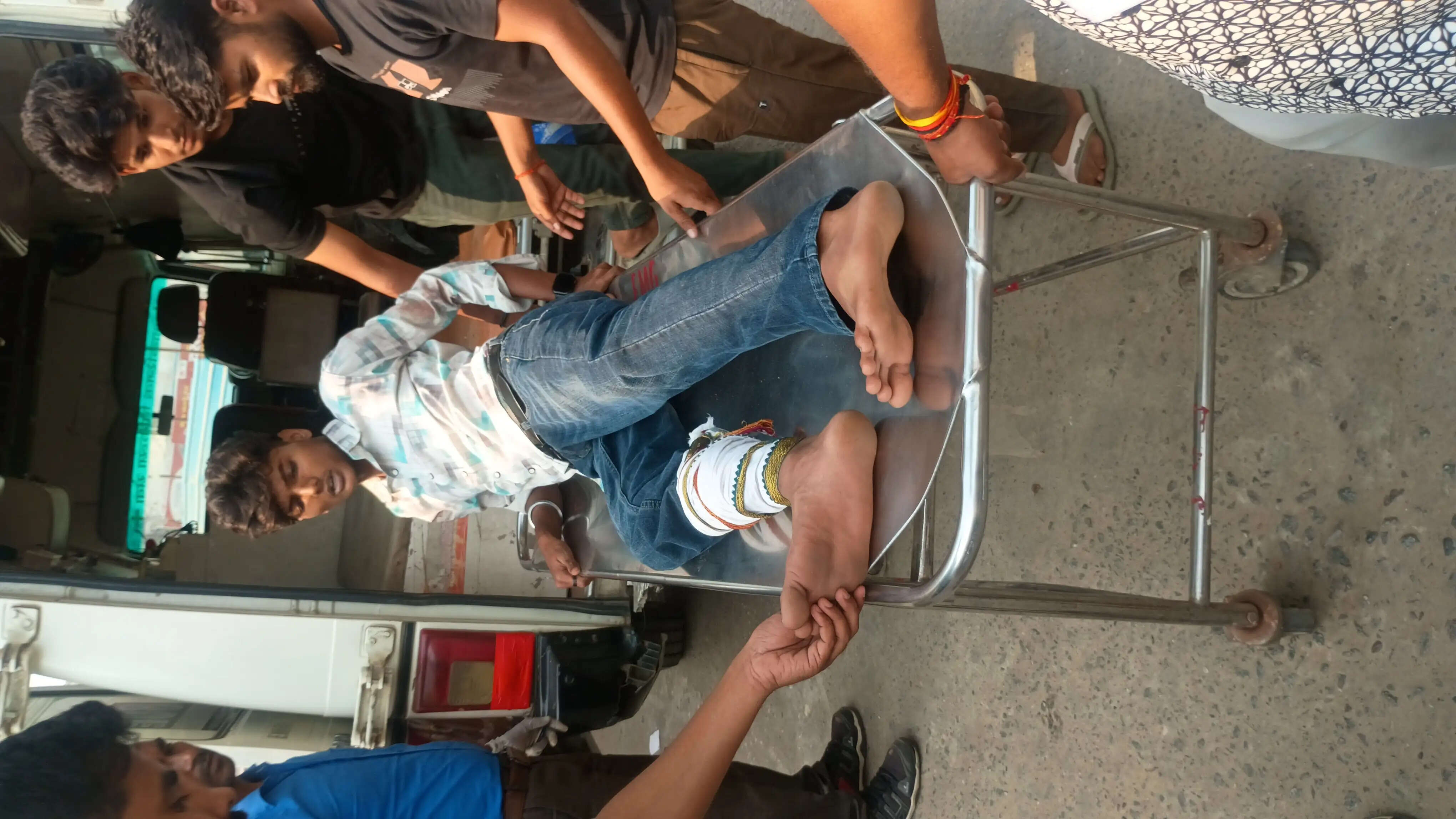 सड़क हादसे में एक घायल, दूसरे की इलाज के दौरान मौत