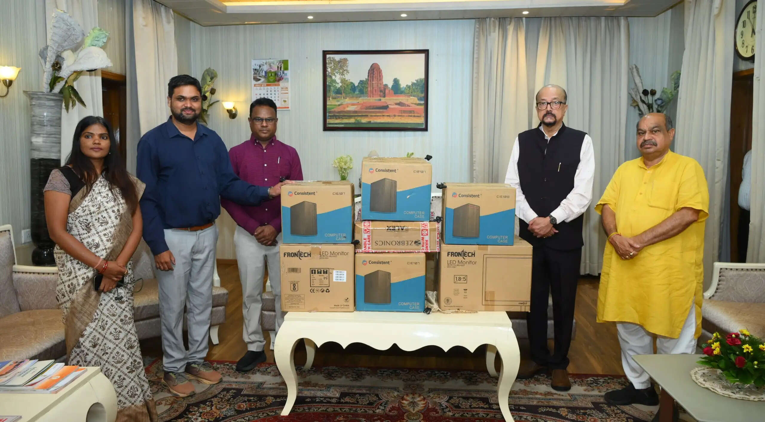 रायपुर : राज्यपाल ने स्वामी आत्मानंद स्कूल मांझीगुडा को 10 कंप्यूटर प्रदान किए
