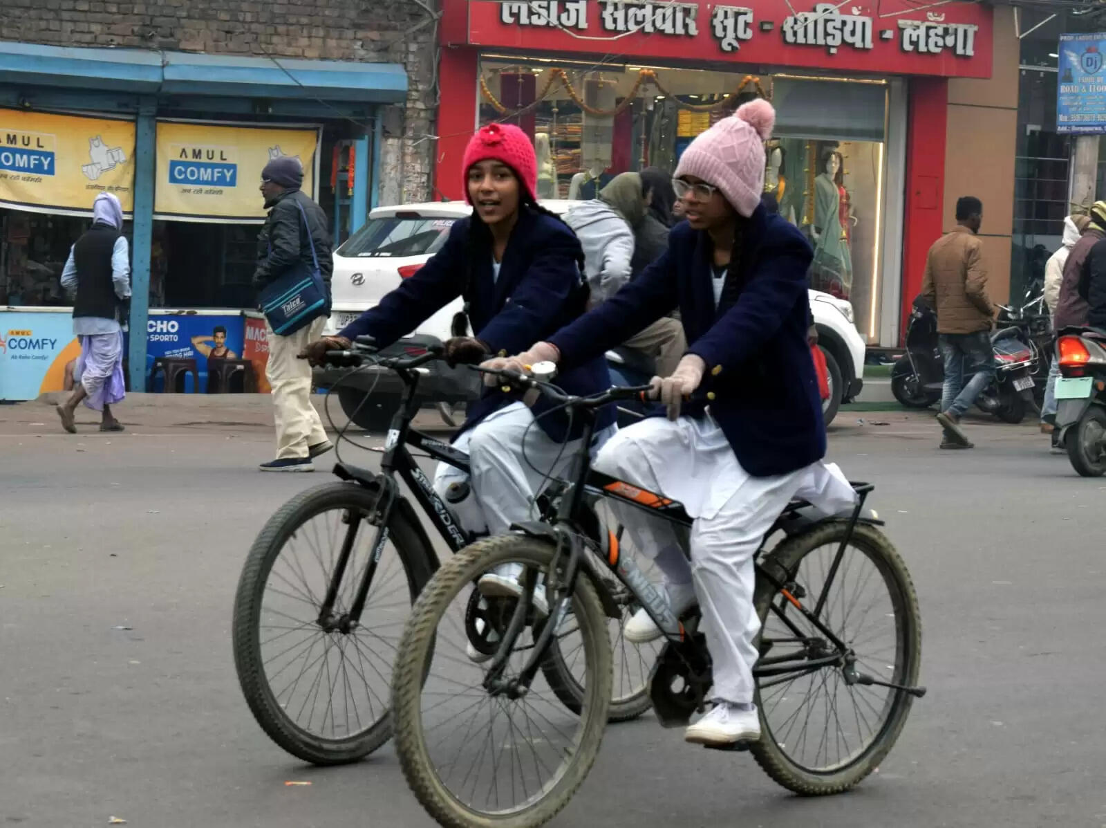 सीतापुर में बढ़ी सर्दी, व्यवसाय-यातायात पर दिखा ठंडी का असर