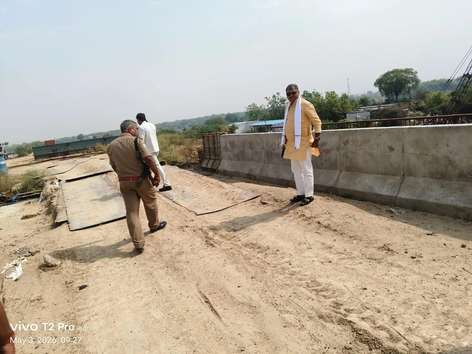 हमीरपुर में निर्माणाधीन बेतवा पुल : विधायक ने निरीक्षण कर अफसरों पर जताई नाराजगी