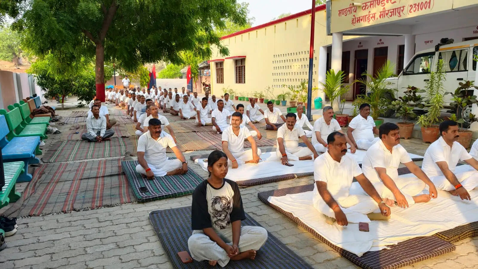 पीएसी व होमगार्ड जवानों ने किया योग और राजयोग ध्यान का अभ्यास