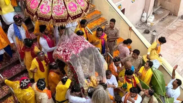बरसाना में धूमधाम से मना श्री राधारानी का प्राकट्य उत्सव, शाम को सफेद छतरी में विराजमान होकर दिए भक्तों को दर्शन
