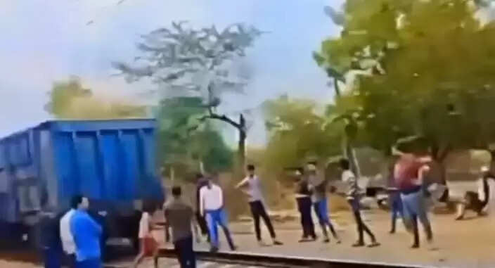 दो हिस्सों में बटी मालगाड़ी,रेलवे प्रशासन में मचा हड़कंप