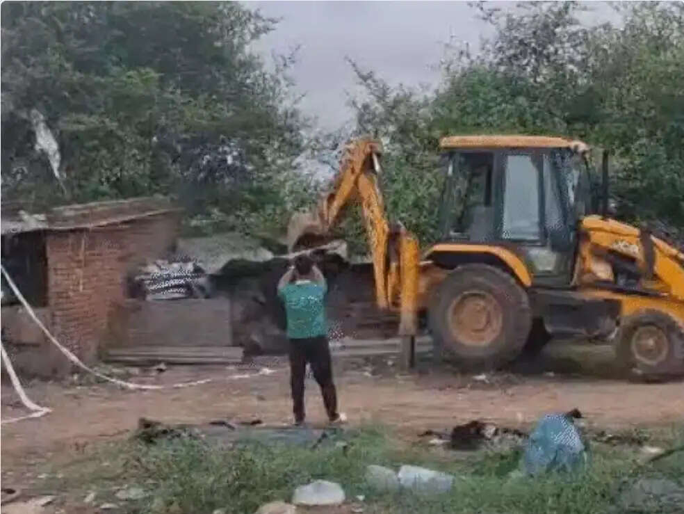 नौ मौतों के बाद प्रशासन सख्त: अवैध पटाखा फैक्ट्री ढहाई, एसआईटी करेगी जांच