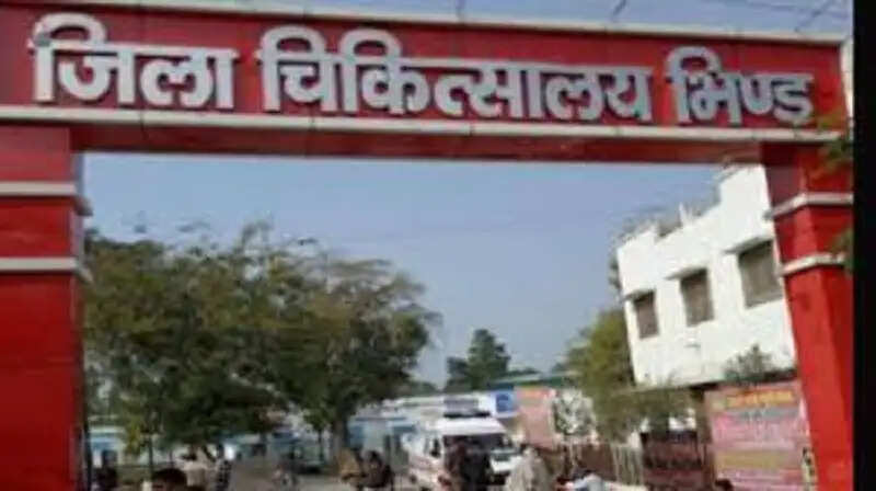 भिंड जिला अस्पताल में एसएनसीयू वार्ड की छत गिरी, तीन महिलाएं और नवजात घायल