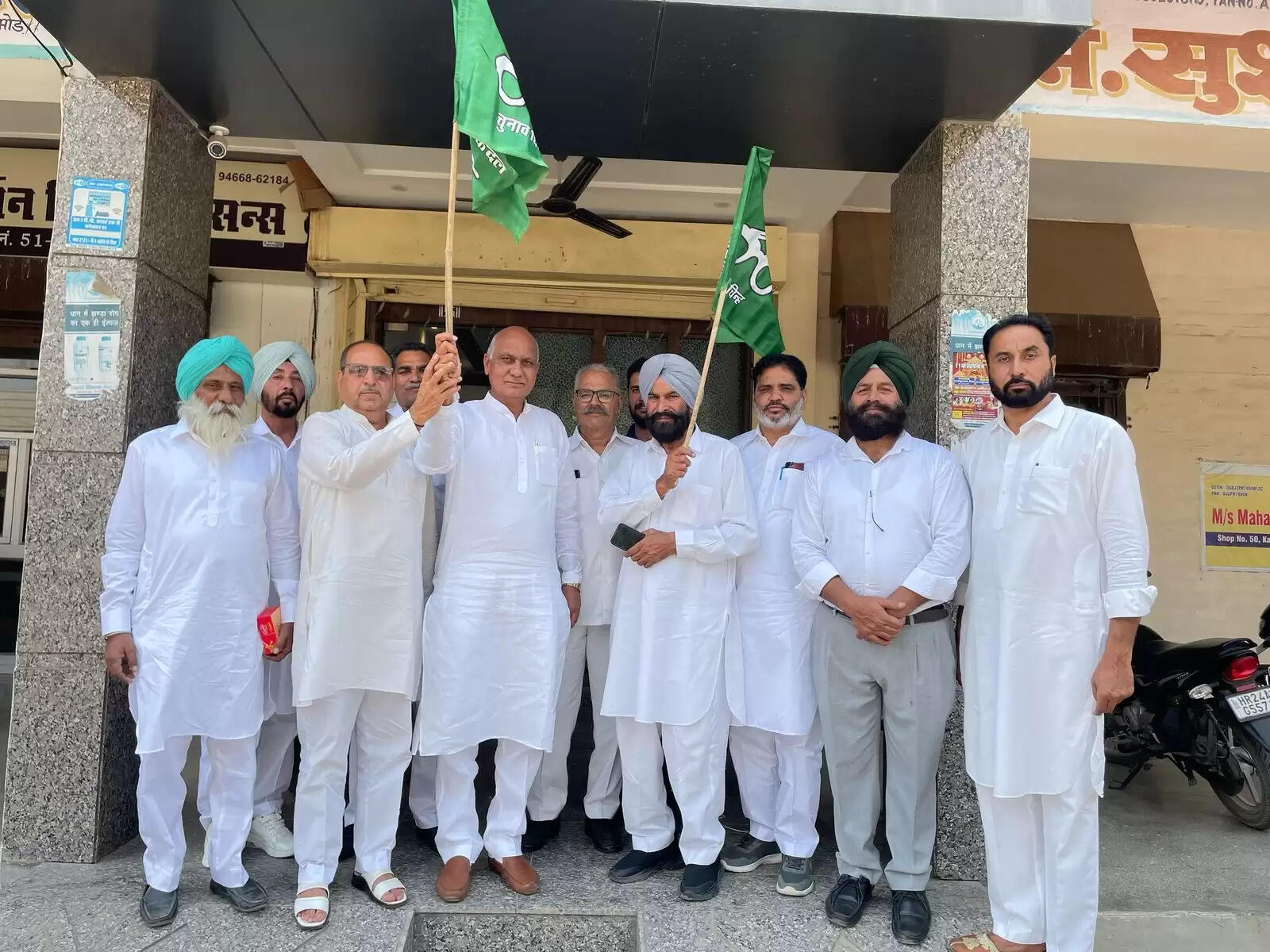 सिरसा: इनेलो ने स्थापना दिवस पर चलाया हर घर झंडा अभियान