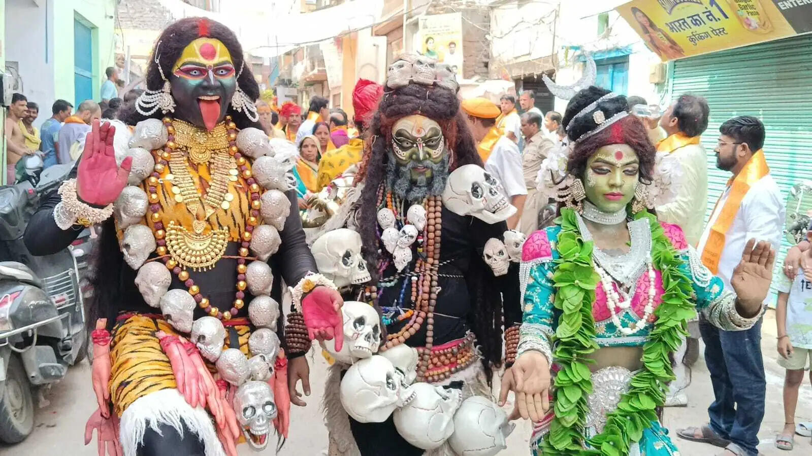 काशी के कोतवाल बाबा कालभैरव नगर भ्रमण पर निकले, पुष्पवर्षा के बीच उतारी गई आरती