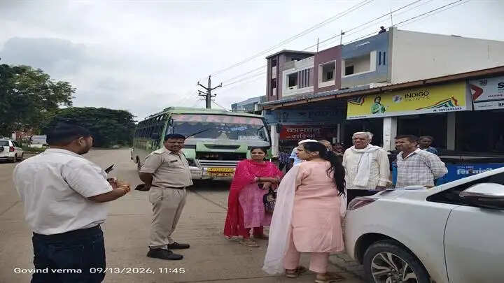 धारः संयुक्त चेकिंग अभियान में 72 बसों की जांच, 33 के विरुद्ध कार्रवाई, 2.68 लाख रुपये का जुर्माना वसूला
