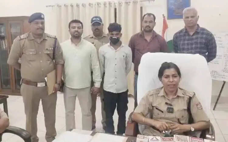 रेलवे सिग्नल से छेड़छाड़ कर लूट करने वाला इनामी गिरफ्तार
