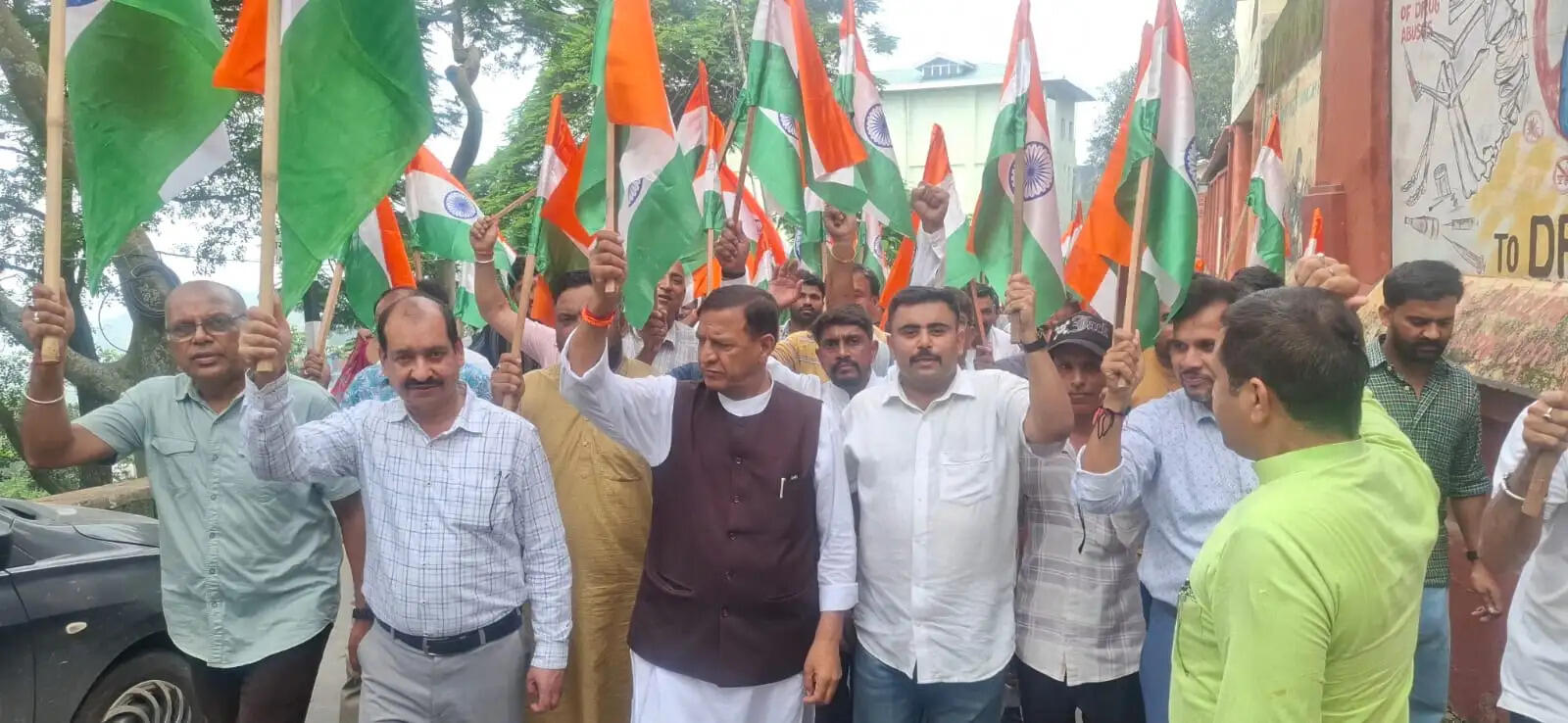 नाहन में निकली भव्य तिरंगा यात्रा, राष्ट्रभक्ति के नारों से गूंजा शहर