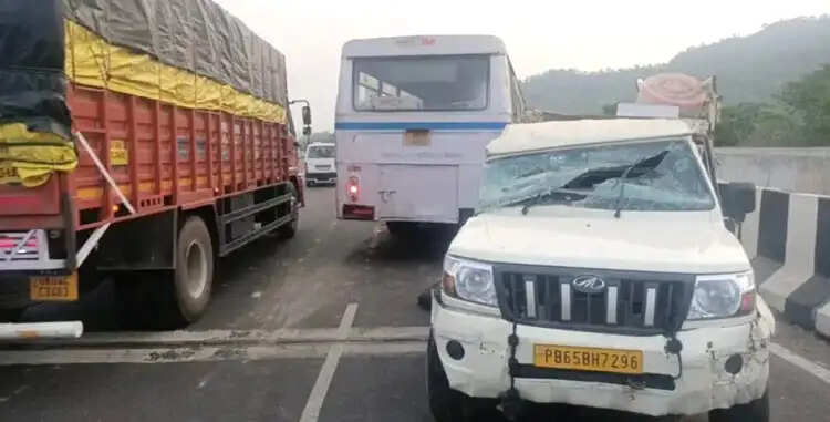 सड़क हादसा: रोडवेज बस और पिकअप की आमने-सामने टक्कर, तीन की मौत