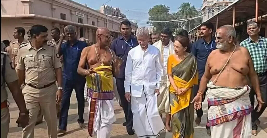 केंद्रीय विदेश मंत्री एस. जयशंकर ने परिवार संग श्रीरंगम मंदिर में किए दर्शन, वैकुंठ एकादशी महोत्सव में हुए शामिल