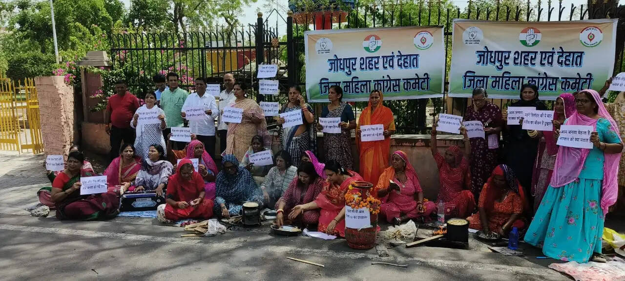 सडक़ पर बैठ अंगीठी पर बनाई रोटियां, सिलेंडर पर चढ़ाई माला