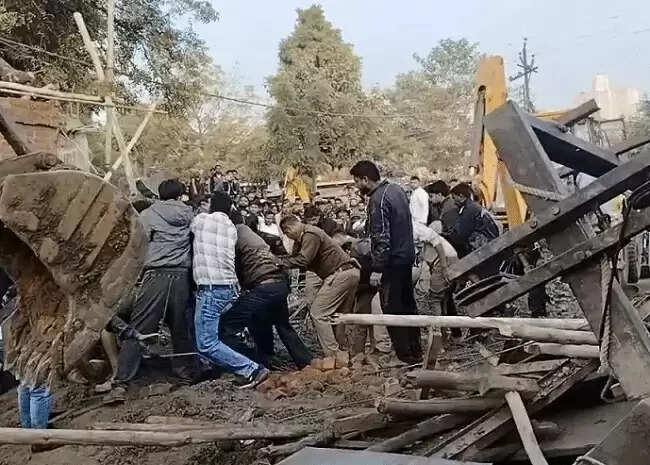 छतरपुरः निर्माण के दौरान मंदिर का गेट गिरने से दबे चार मजदूर, एक की मौत