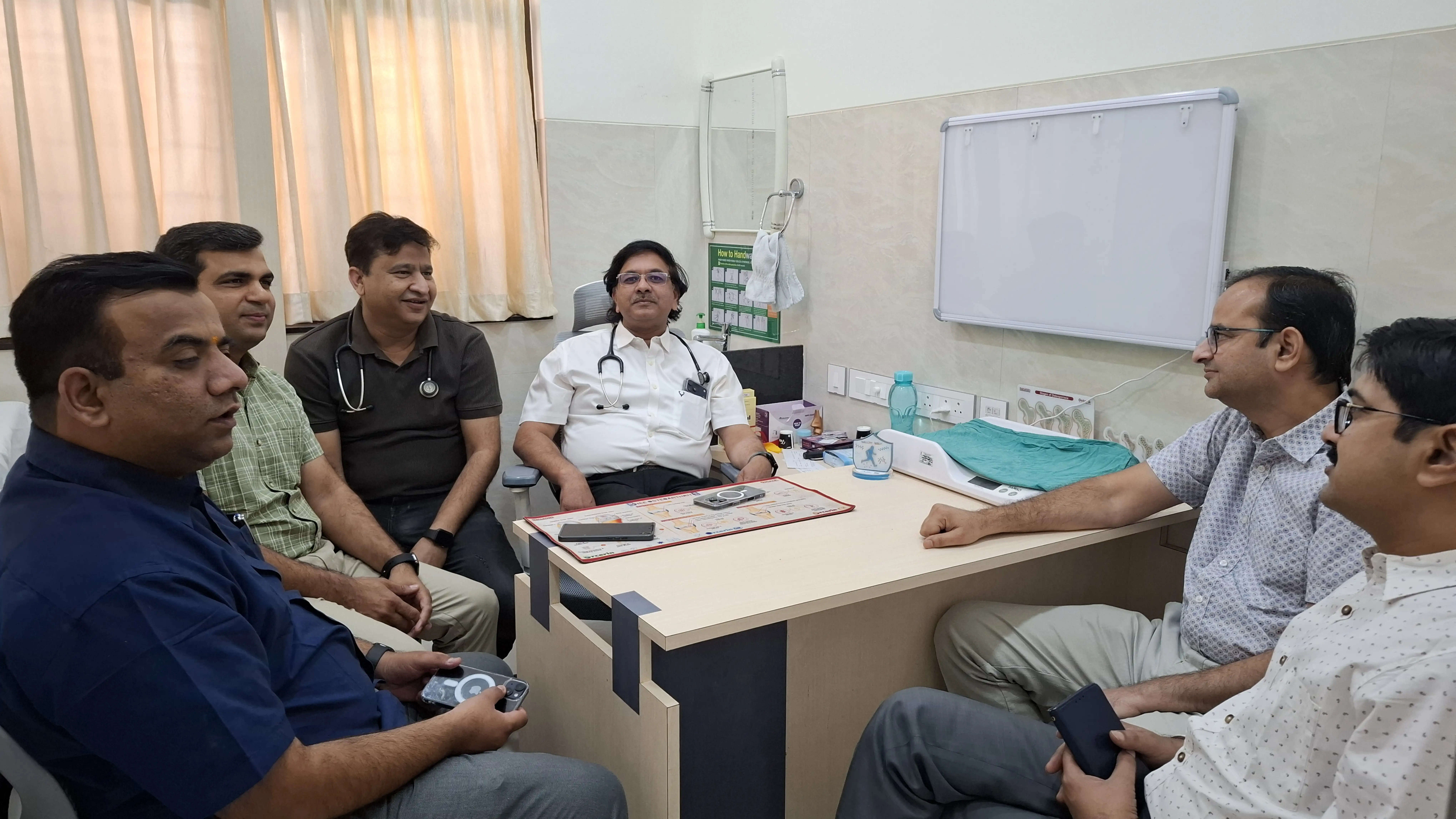 बदलते मौसम व बिगड़ती जीवनशैली से बढ़ रहीं बीमारियां, सतर्कता ही बचाव: विशेषज्ञ