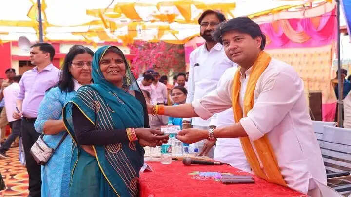 केंद्रीय मंत्री सिंधिया ने मप्र के अशोकनगर में सुनी लोगों की समस्या, 512 आवेदन में 121 का मौके पर निराकरण