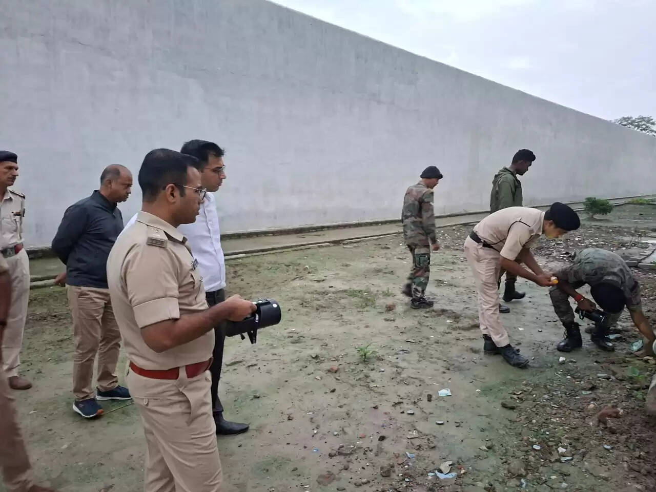 विधानसभा चुनाव के पूर्व डीएम व एसपी ने किया मोतिहारी सेन्ट्रल जेल की सघन जांच