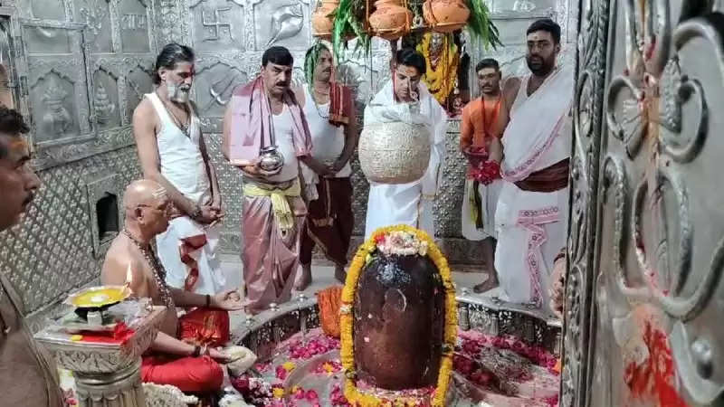 पं. धीरेंद्र शास्त्री ने महाकाल मंदिर में की पूजा अर्चना, कहा- भारत हिंदू राष्ट्र हो, धर्म विरोधियों की बंधे ठठरी