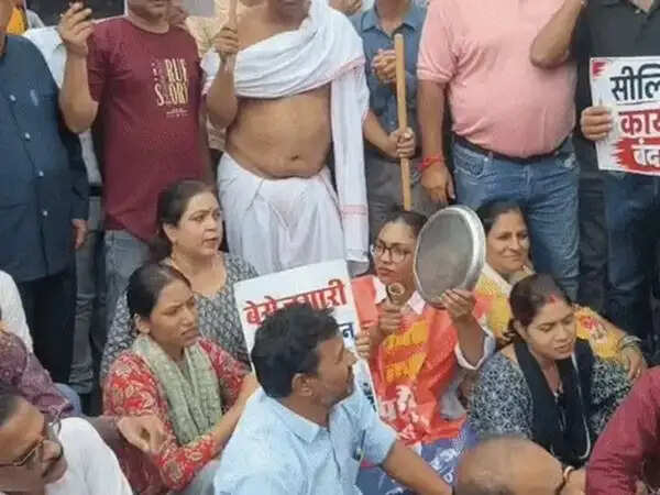 भोपाल में निगम की सीलिंग कार्रवाई के खिलाफ सड़कों पर उतरे व्यापारी, जमकर की नारेबाजी, पुलिस से हुई धक्का-मुक्की