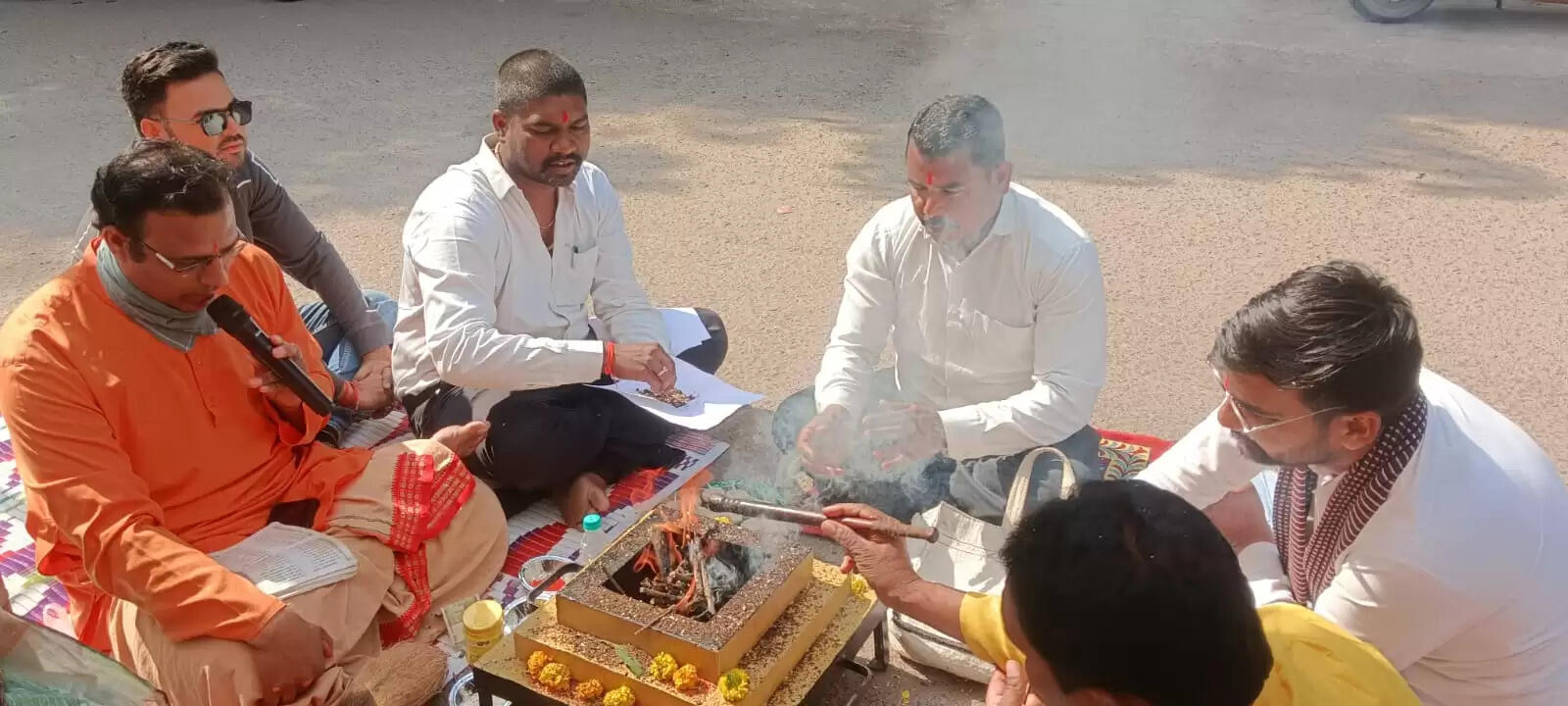 धमतरी : निगम कार्यालय के सामने कांग्रेसियों ने किया सदबुद्ध‍ि यज्ञ