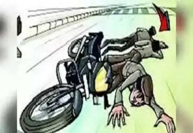 अनियंत्रित होकर पलटी मोटरसाइकिल, एक युवक की मौत