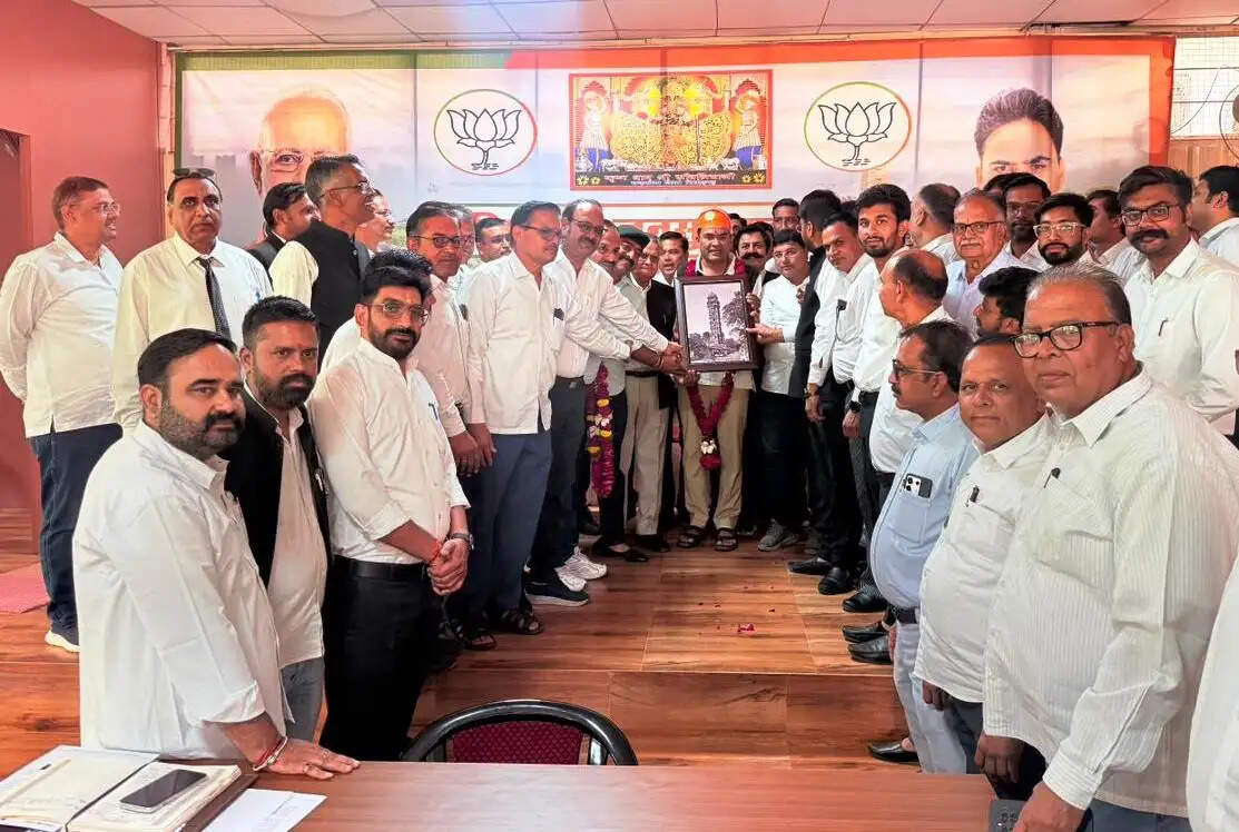 विकास कार्यों के लिए अधिवक्ताओं ने किया विधायक का अभिनंदन