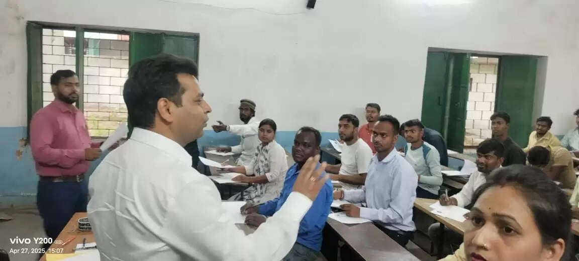 अमीन प्रशिक्षण के लिए आयोजित चयन परीक्षा का डीसी ने किया निरीक्षण