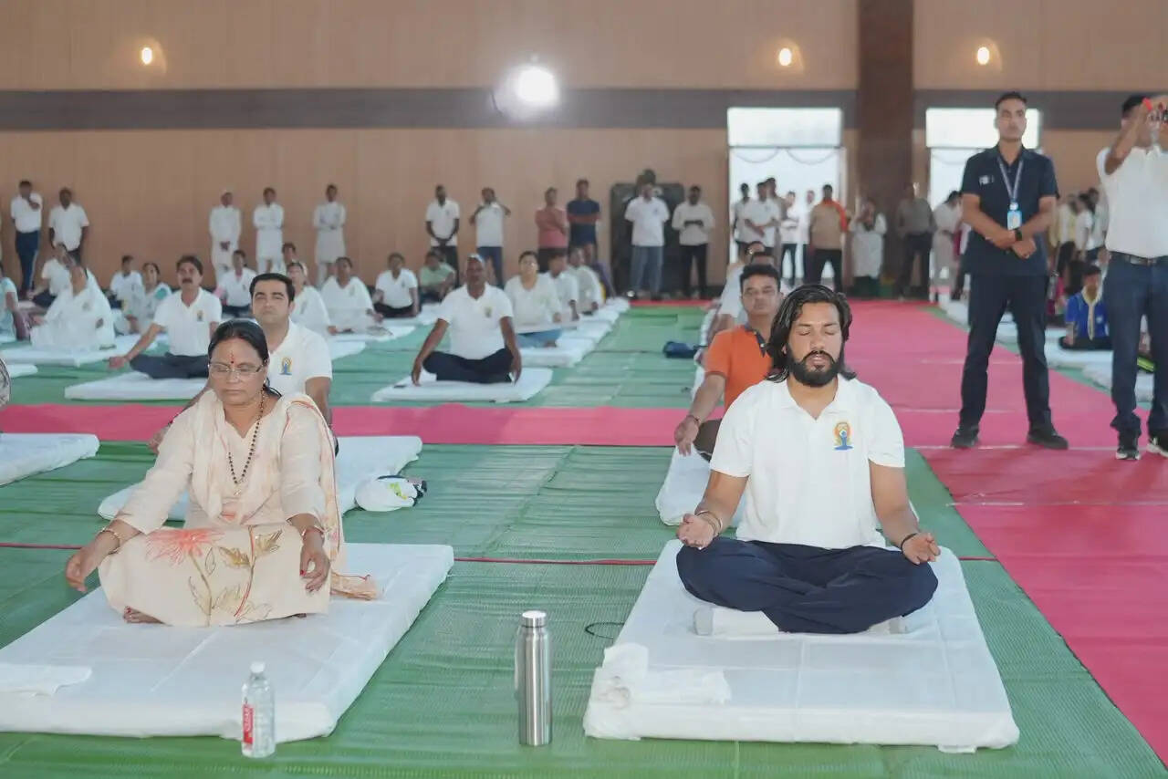 अंतर्राष्ट्रीय योग दिवस : कोरबा में हुआ विशाल सामूहिक योगाभ्यास, मंत्री गुरु खुशवंत साहेब ने दिया स्वस्थ समाज का संदेश