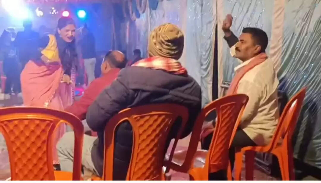 अश्लील गाने पर नर्तकियों के साथ डांस करते सरकारी शिक्षक का वीडियो वायरल