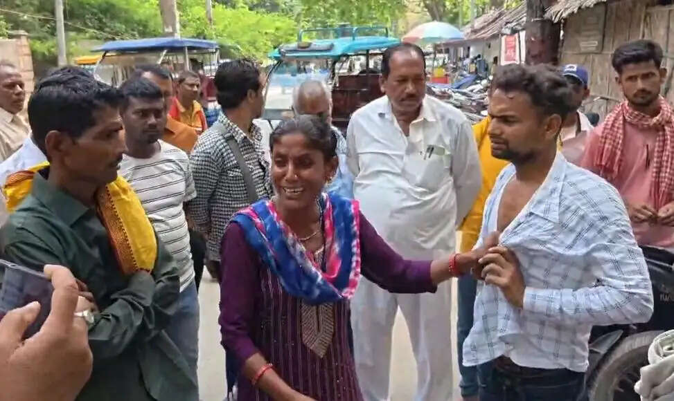 न्यायालय परिसर में महिला ने युवक का कॉलर पकड़ मांगा हक