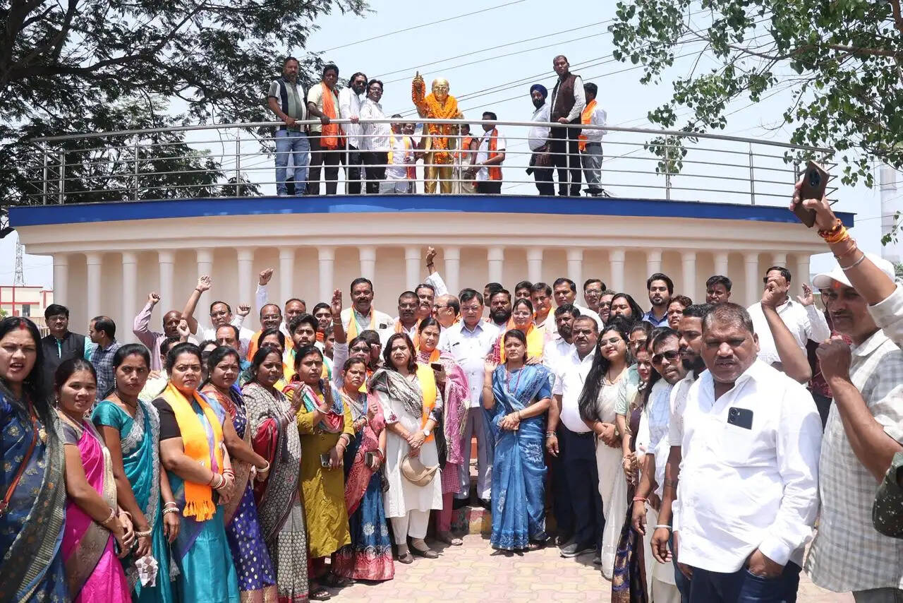 कोरबा : डॉ. भीमराव आंबेडकर जयंती पर मंत्री लखनलाल देवांगन ने अर्पित की पुष्पांजलि, विचारों को जीवन में उतारने का किया आह्वान