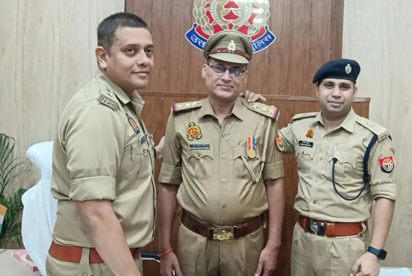 वरिष्ठ लिपिक चंद्र भूषण सिंह बने निरीक्षक, एसएसपी ने कंधे पर लगाया स्टार