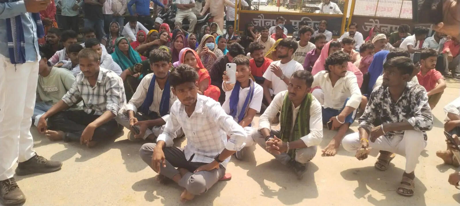दुराचार के आरोपिताें की गिरफ्तारी न होने पर ग्रामीणों का चक्का जाम