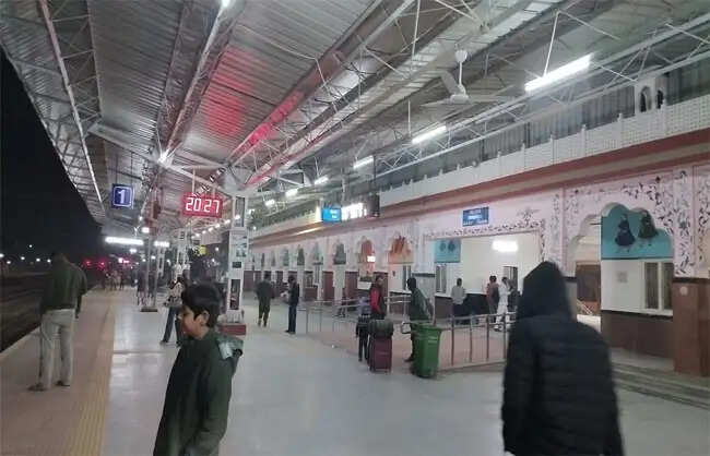 नारनौलः दौसा में नॉन इंटरलॉकिंग कार्य के चलते कई प्रमुख ट्रेनों का नारनौल में ठहराव