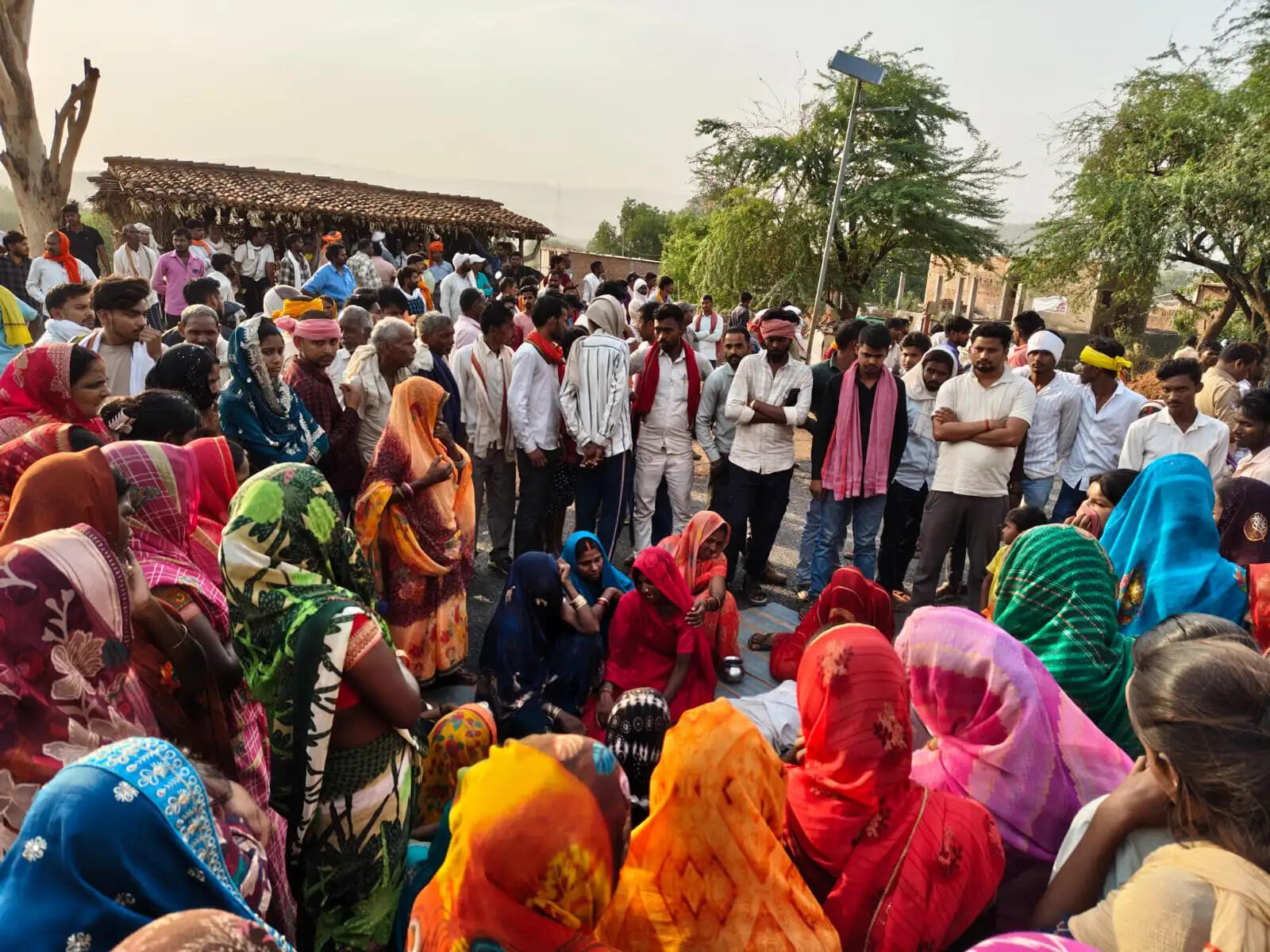 हाइटेंशन लाइन के चपेट में आकर नाबालिग युवक की मौत, परिजनों के साथ ग्रामीणों ने लगाया जाम
