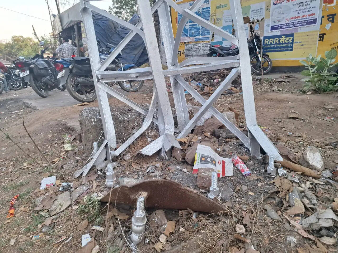 बलरामपुर: रामानुजगंज बस स्टैंड में जल संसाधन विभाग के द्वारा लगाई गई स्वागत द्वार क्षतिग्रस्त