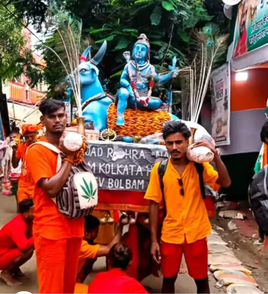 महादेव की भव्य प्रतिमा स्वरूप कांवर लेकर पहुंची कोलकाता की टीम