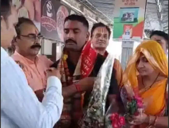 मप्रः शौर्य चक्र से सम्मानित सीआरपीएफ जवान संजय तिवारी का रीवा स्टेशन पर हुआ भव्य स्वागत
