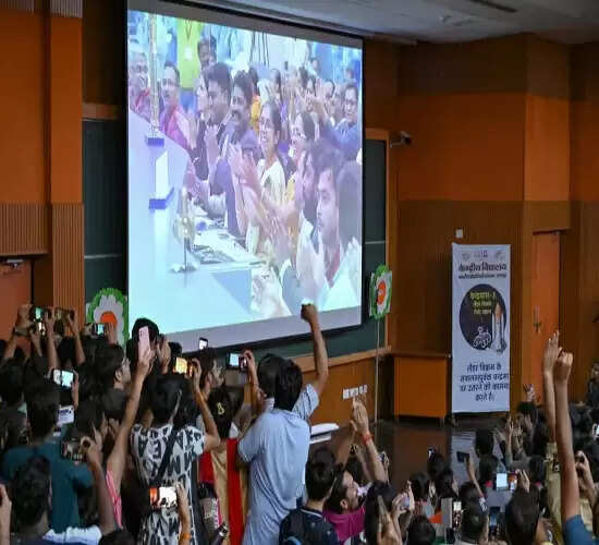 चंद्रयान-3 की सफल लैंडिंग पर खुशी से झूमे आईआईटी कानपुर के छात्र