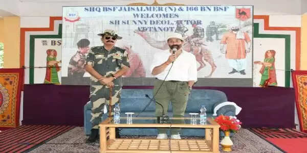 फिल्म अभिनेता सनी देओल ने तनोट माता के दर्शन किए और बीएसएफ जवानों से की मुलाकात