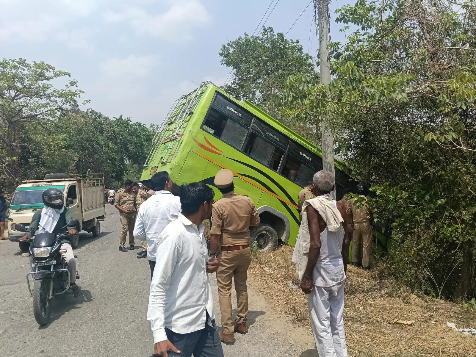 बस पलटने से परिचालक की मौत,पांच घायल, सभी सुरक्षित