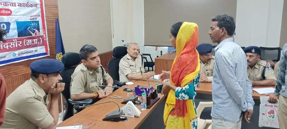 मंदसौरः एसपी ने 56 आवेदकों की शिकायतें सुनकर किया त्वरित निराकरण