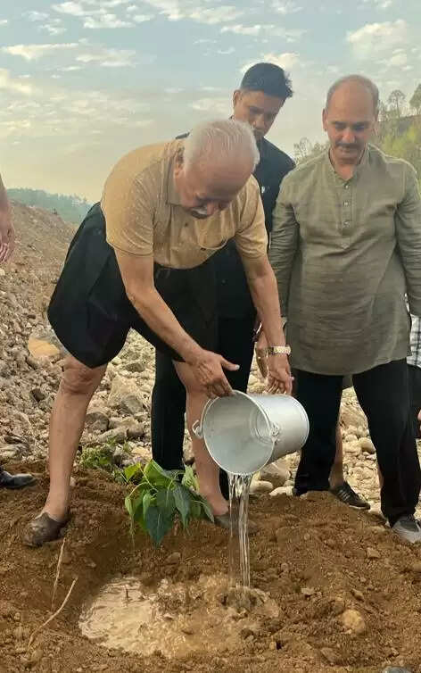 संघ प्रमुख डॉ. मोहन भागवत में किया पौधरोपण