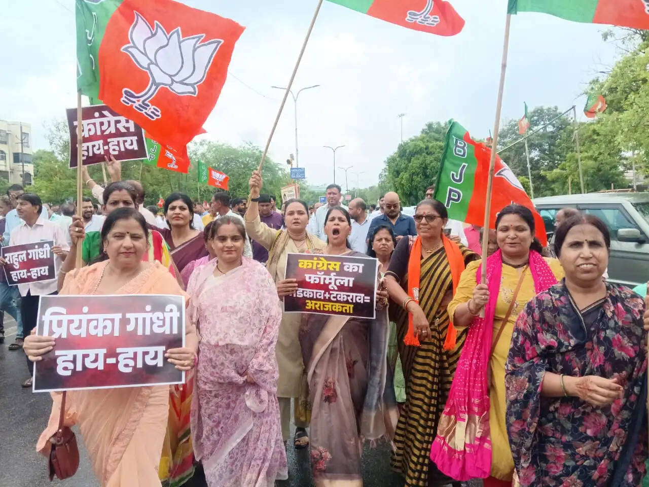 जयपुर में हाई-वोल्टेज प्रदर्शन: कांग्रेस कार्यालय घेरने निकली भाजपा पर पुलिस ने चलाई वाटर कैनन