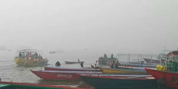 वाराणसी में जमीन से आसमान तक घने कोहरे की चादर तनी,वाहनों की रफ्तार पर लगा ब्रेक